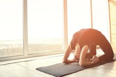 Yoga ve jimnastik yapan genç ve güzel bir kadın. Sağlık konsepti. Tek sporlu dersler.