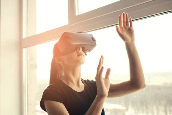 Жінка в окулярах віртуальної реальності. Майбутня концепція технології. Сучасні технології візуалізації . — стокове фото