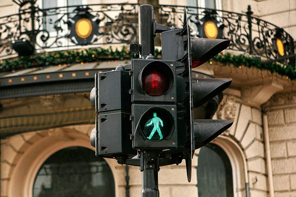 Moderno semaforo ad Amsterdam. Il semaforo verde è acceso. E 'permesso attraversare la strada. L'Europa . — Foto Stock