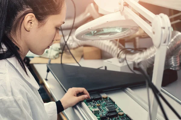 Güzel kadın bilgisayar uzman profesyonel teknisyen tahta bilgisayar bir fabrikada bir laboratuvarda inceleniyor. Sorun giderme. Teknik destek. Mühendislik. Üretim.