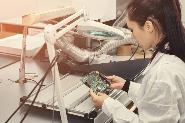 Güzel kadın bilgisayar uzman profesyonel teknisyen tahta bilgisayar bir fabrikada bir laboratuvarda inceleniyor. Sorun giderme. Teknik destek. Mühendislik. Üretim.