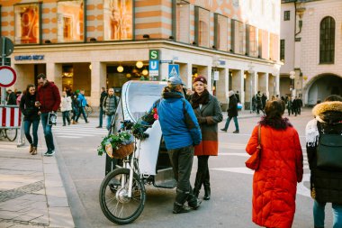 Münih, Almanya, 29 Aralık 2016: Marienplatz Meydanı Münih merkezi bir kadın ile bir tarihte bir adam. İhale duygular, aşk, bir erkek ve bir kadın arasındaki ilişki.