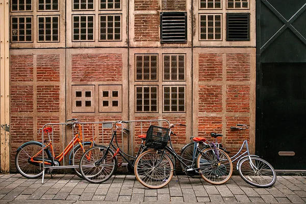 Wiele rowerów z rzędu na ulicy w Amsterdamie, w Europie. Parking dla rowerów. Ekologiczne i zdrowe środek transportu po mieście. Obraz koncepcyjny. — Zdjęcie stockowe