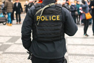 Bir polis kamu düzeninin korunması. Kişi polis tarafından korunması kavramsal bir görüntü. Kolluk.