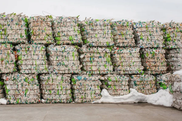 Instalação de tratamento de resíduos. Processo tecnológico. Reciclagem e armazenamento de resíduos para posterior eliminação. Negócio para triagem e processamento de resíduos. — Fotografia de Stock