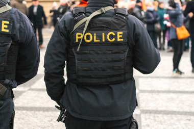 Bir polis kamu düzeninin korunması. Kişi polis tarafından korunması kavramsal bir görüntü. Kolluk.