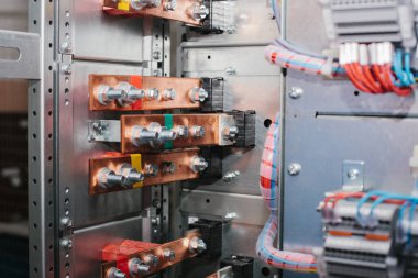 Bakır toplayıcı. Kesintisiz güç. Elektrik güç. alçak voltajlı yuvası