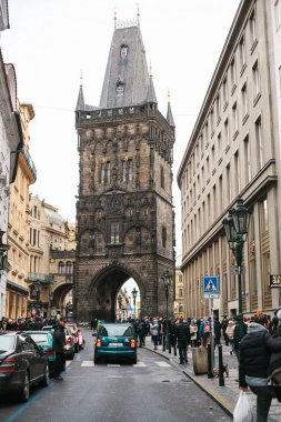 Prague, Çek Cumhuriyeti 24 Aralık 2016: Acars ve bir sürü insan Prag orta kısmında Noel arifesinde. Avrupa'nın Noel tatili.