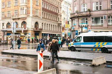 Prague, Çek Cumhuriyeti - 25 Aralık 2016 - sokaklarda polis. Devriye arabası Prag'da Noel günü. Güvenlik tedbirlerinin sırasında resmi tatil günlerinde güçlendirilmesi. Avrupa'nın Noel.