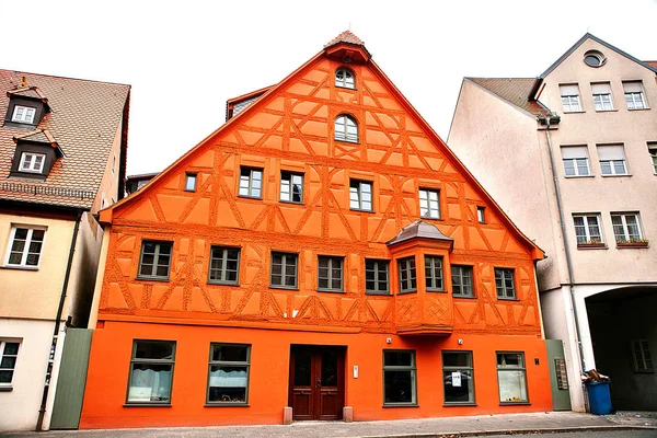Традиционный дом в немецком стиле в Баварии. Архитектура домов в Германии . — стоковое фото