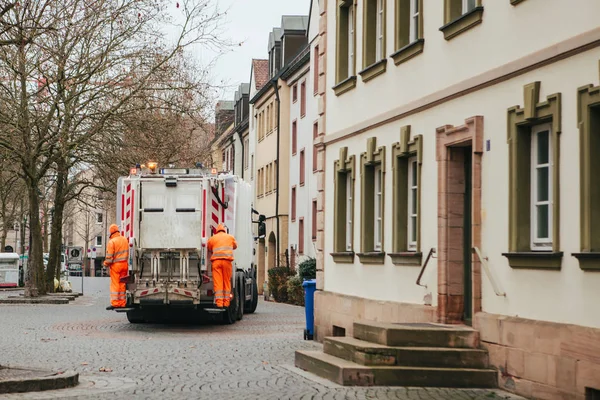 Codziennego odbioru odpadów w Niemczech miasta Fürth w Europie. Transport odpadów przeznaczonych do zbycia. — Zdjęcie stockowe
