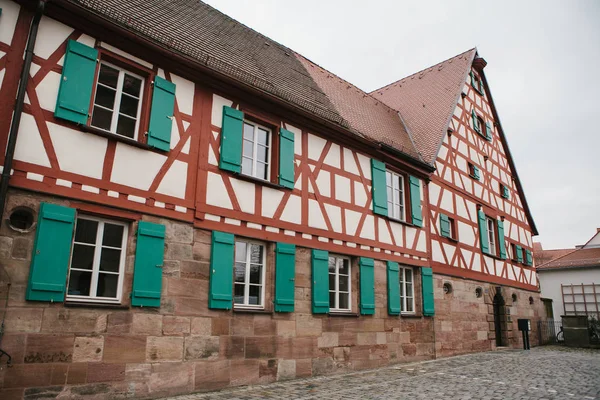 Maison traditionnelle dans le style allemand en Bavière. L'architecture des maisons en Allemagne . — Photo