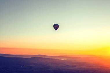 Balon turu. Kapadokya'nın ünlü turistik bir hava uçuş 's. Cappadocia tüm dünyada Balonlu uçuşlar için en iyi yerlerden biri olarak bilinir. Kapadokya, Türkiye.