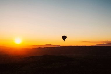 Balon turu. Kapadokya'nın ünlü turistik bir hava uçuş 's. Cappadocia tüm dünyada Balonlu uçuşlar için en iyi yerlerden biri olarak bilinir. Kapadokya, Türkiye.