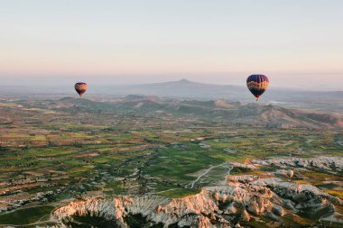 Balon turu. Kapadokya'nın ünlü turistik bir hava uçuş 's. Cappadocia tüm dünyada Balonlu uçuşlar için en iyi yerlerden biri olarak bilinir. Kapadokya, Türkiye.