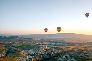 Balon turu. Kapadokya'nın ünlü turistik bir hava uçuş 's. Cappadocia tüm dünyada Balonlu uçuşlar için en iyi yerlerden biri olarak bilinir. Kapadokya, Türkiye.