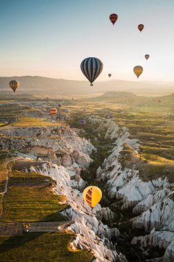 Balon turu. Kapadokya'nın ünlü turistik bir hava uçuş 's. Cappadocia tüm dünyada Balonlu uçuşlar için en iyi yerlerden biri olarak bilinir. Kapadokya, Türkiye.