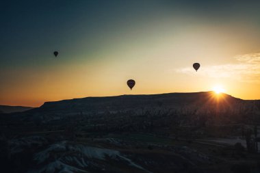 Balon turu. Kapadokya'nın ünlü turistik bir hava uçuş 's. Cappadocia tüm dünyada Balonlu uçuşlar için en iyi yerlerden biri olarak bilinir. Kapadokya, Türkiye.