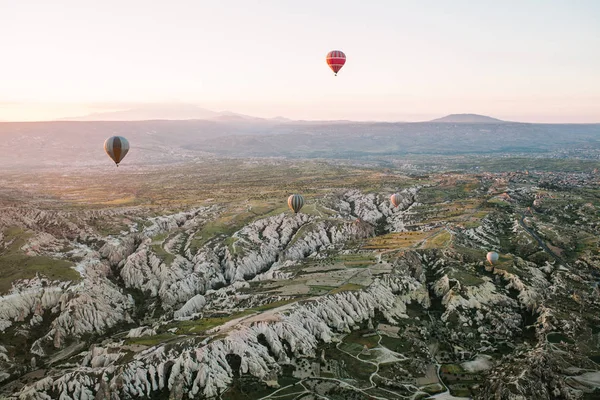 Lot balonem. Sławny turysta atrakcja Cappadocia jest lot air. Cappadocia jest znany na całym świecie jako jeden z najlepszych miejsc na loty z balonów. Kapadocja, Turcja. — Zdjęcie stockowe