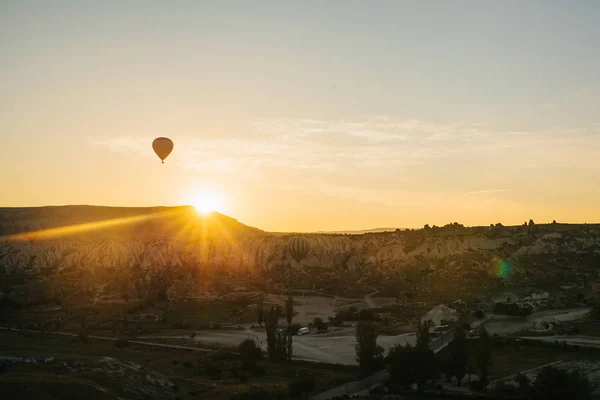 Balloon flight. The famous tourist attraction of Cappadocia is an air flight. Cappadocia is known all over the world as one of the best places for flights with balloons. Cappadocia, Turkey. — Stock Photo, Image