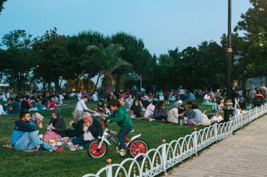 Istanbul, 16 Haziran 2017: Birçok kişi islam dininin almak yiyecek Ramazan hızlı geçmesi gereken süreyi, yakınları ile birlikte Sultanahmet Camii yanındaki Sultanahmet meydanında. Ramazan.