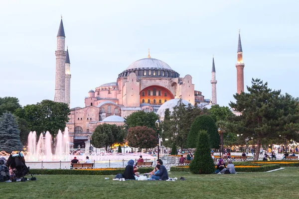 Estambul, 16 de junio de 2017: Mucha gente de la religión islámica come en la plaza Sultanahmet junto a la mezquita azul junto con sus parientes en el momento permitido en el ayuno del Ramadán. Ramazán . —  Fotos de Stock