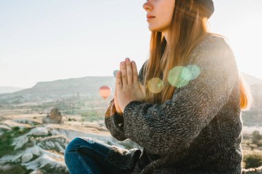 Pratik Yoga üst kısmındaki Kapadokya dağ güneş doğarken genç güzel kız. Gevşeme uygulamaları.