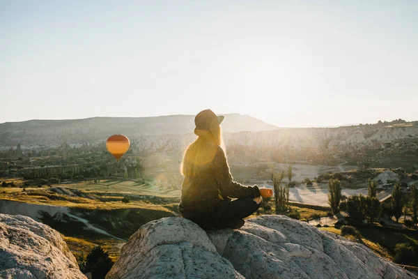 Jovem menina bonita praticando ioga no topo de uma montanha na Capadócia ao nascer do sol. Práticas de relaxamento . — Fotografia de Stock
