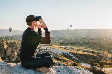 Sanal gerçeklik gözlüklü adam. Geleceğin teknolojisi kavramı. Modern görüntüleme teknolojisi.