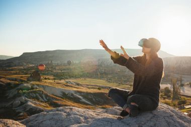Sanal gerçeklik gözlüklü kadın. Geleceğin teknolojisi kavramı. Modern görüntüleme teknolojisi.