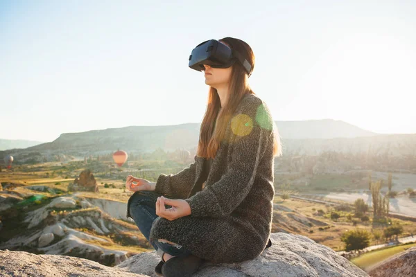 Mujer con gafas de realidad virtual. Concepto de tecnología futura. Tecnología de imagen moderna . —  Fotos de Stock