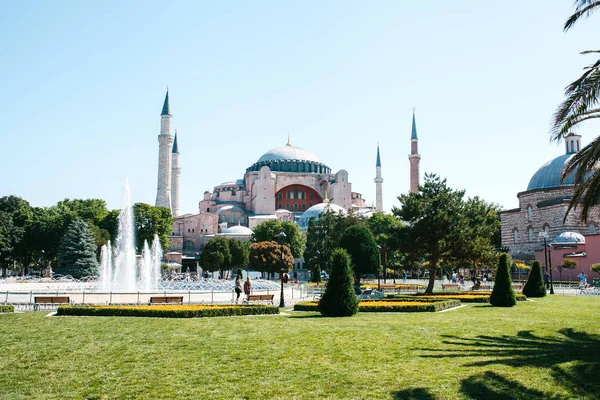 Fontanny i Muzeum Ayasofya widok z parku Sultan Ahmet w Istanbul, Turcja — Zdjęcie stockowe