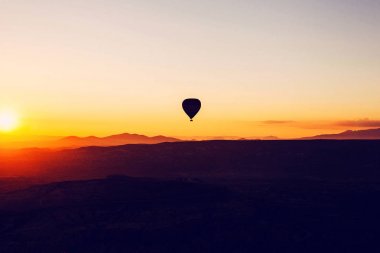 Balon turu. Kapadokya'nın ünlü turistik bir hava uçuş 's. Cappadocia tüm dünyada Balonlu uçuşlar için en iyi yerlerden biri olarak bilinir. Kapadokya, Türkiye.