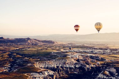 Kapadokya'nın ünlü turistik bir hava uçuş 's. Cappadocia tüm dünyada Balonlu uçuşlar için en iyi yerlerden biri olarak bilinir. Kapadokya, Türkiye.