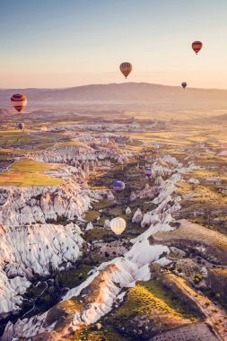 Balon turu. Kapadokya'nın ünlü turistik bir hava uçuş 's. Cappadocia tüm dünyada Balonlu uçuşlar için en iyi yerlerden biri olarak bilinir. Kapadokya, Türkiye.