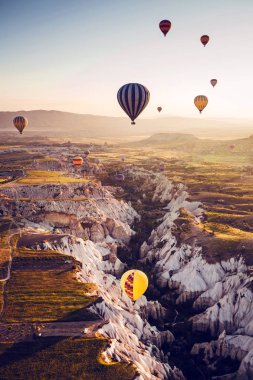 Balon turu. Kapadokya'nın ünlü turistik bir hava uçuş 's. Cappadocia tüm dünyada Balonlu uçuşlar için en iyi yerlerden biri olarak bilinir. Kapadokya, Türkiye.