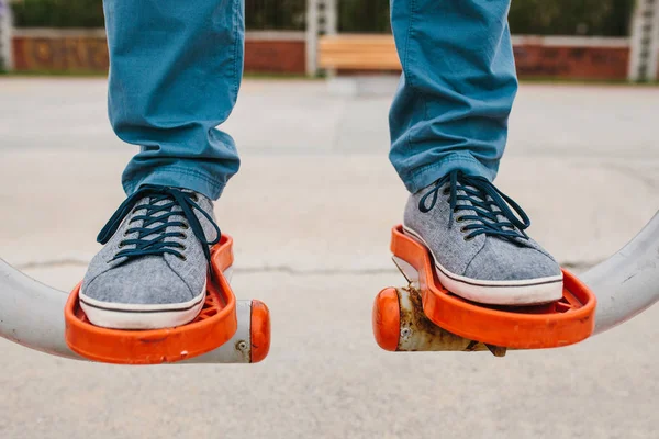 En man tränar på sportutrustning i en stad i fria. Begreppet en hälsosam livsstil och tillgänglighet av idrottsträning för varje person. Tillgängliga sportutrustning på allmän plats. — Stockfoto