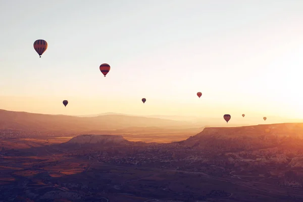 A famosa atração turística da Capadócia é um voo aéreo. A Capadócia é conhecida em todo o mundo como um dos melhores lugares para voos com balões. Capadócia, Turquia . — Fotografia de Stock