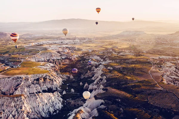Sławny turysta atrakcja Cappadocia jest lot air. Cappadocia jest znany na całym świecie jako jeden z najlepszych miejsc na loty z balonów. Kapadocja, Turcja. — Zdjęcie stockowe