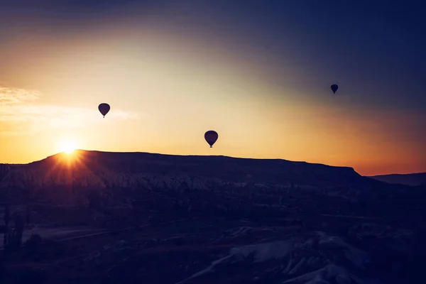 Vuelo en globo. La famosa atracción turística de Capadocia es un vuelo aéreo. Capadocia es conocida en todo el mundo como uno de los mejores lugares para volar con globos. Capadocia, Turquía . —  Fotos de Stock