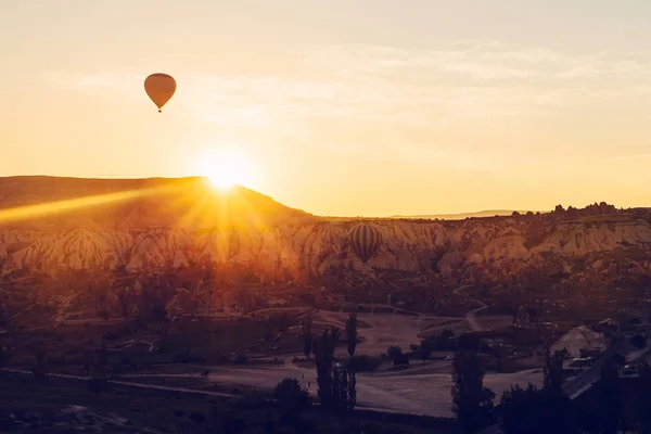 Balloon flight. The famous tourist attraction of Cappadocia is an air flight. Cappadocia is known all over the world as one of the best places for flights with balloons. Cappadocia, Turkey. — Stock Photo, Image