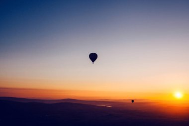Kapadokya'nın ünlü turistik bir hava uçuş 's. Cappadocia tüm dünyada Balonlu uçuşlar için en iyi yerlerden biri olarak bilinir. Kapadokya, Türkiye.