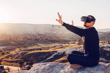 Sanal gerçeklik gözlüklü adam. Geleceğin teknolojisi kavramı. Modern görüntüleme teknolojisi.