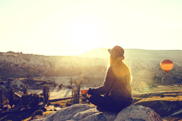 Jovem menina bonita praticando ioga no topo de uma montanha na Capadócia ao nascer do sol. Práticas de relaxamento . — Fotografia de Stock