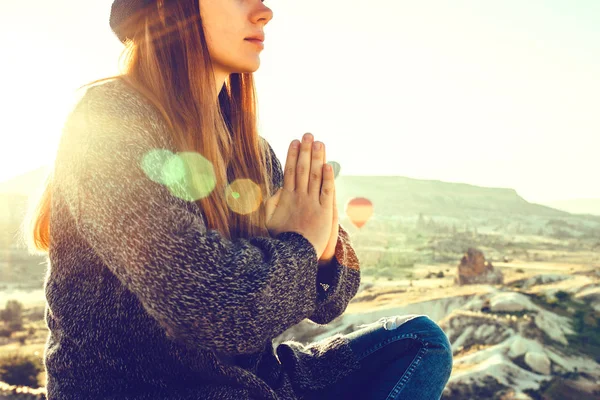 Pratik Yoga üst kısmındaki Kapadokya dağ güneş doğarken genç güzel kız. Gevşeme uygulamaları.