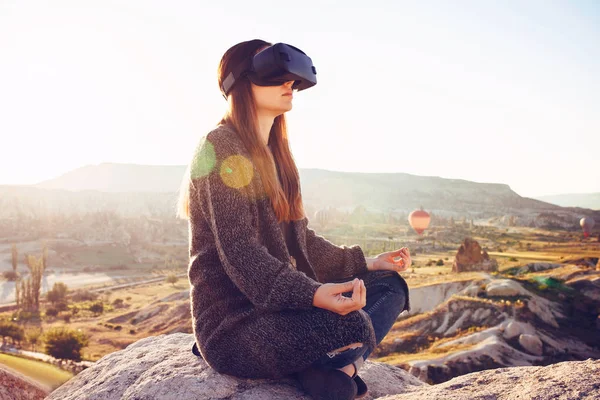 Nő a virtuális valóság szemüveg. Jövőbeni technológia koncepció. A modern képalkotó technológia. — Stock Fotó