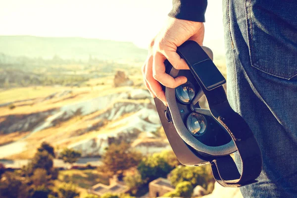 Sanal gerçeklik bardak. Geleceğin teknolojisi kavramı. Modern görüntüleme teknolojisi.