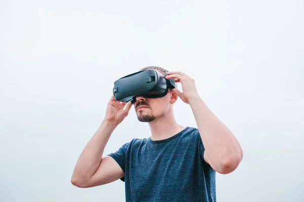 Людина в окулярах віртуальної реальності. Майбутня концепція технології. Сучасні технології візуалізації . — стокове фото