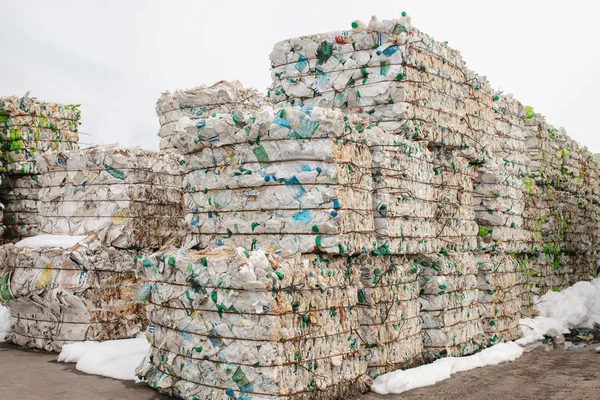 Planta de tratamiento de residuos. Proceso tecnológico. Reciclaje y almacenamiento de residuos para su posterior eliminación. Negocio de clasificación y tratamiento de residuos. — Foto de Stock