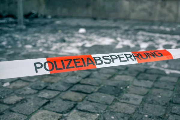 Polisen tejp i Tyskland på brottsplatsen med inskriptionen i tyska polisen cordon. Brottsplats. — Stockfoto